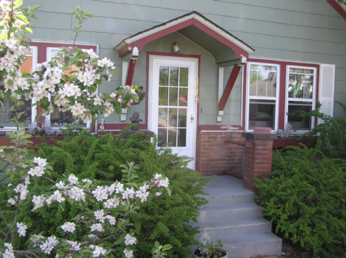 Grand Marais Art Colony moves to buy Ella’s Inn for artist lodging